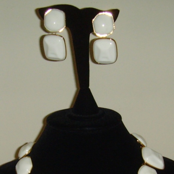 Kenneth Jay Lane (JKL) Chunky White Lucite Necklace and Earring Set - Picture 6 of 13